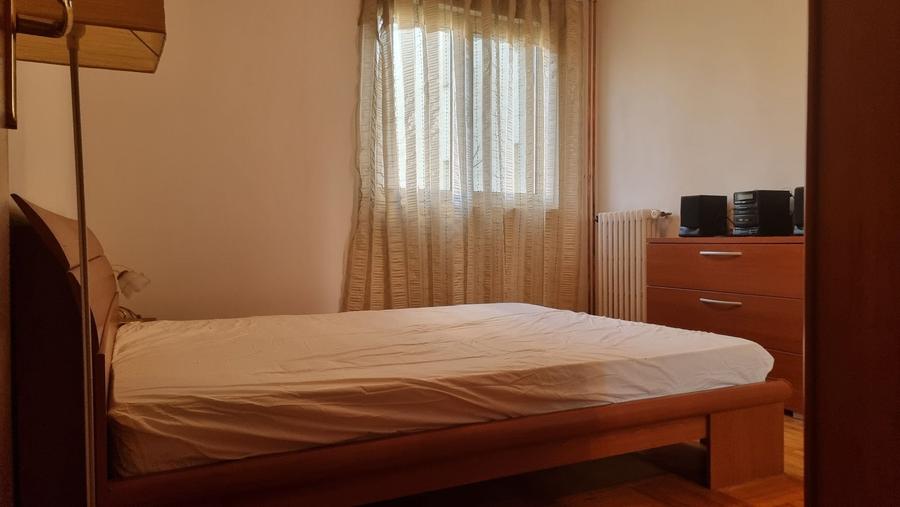 Apartament cu 3 camere decomandat în Roșu