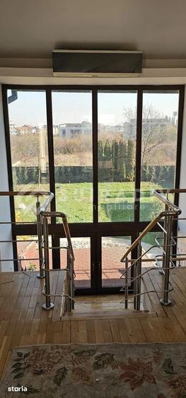 Casă cu 8 camere cu Teren 1300 Mp în Europa
