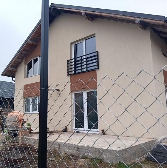 Casă cu 4 camere în Jucu
