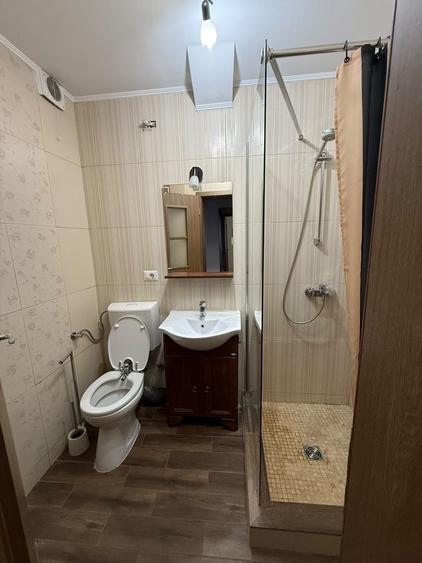 Apartament cu 3 camere semidecomandat în Tătărași