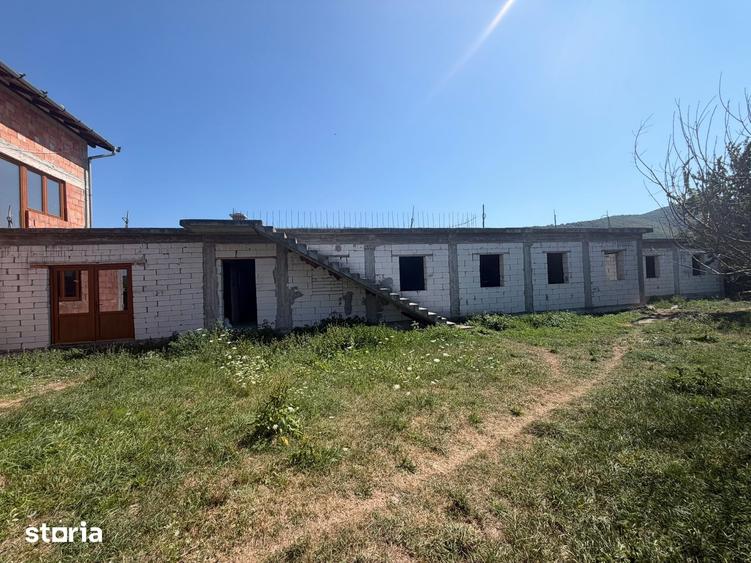 Casă cu 9 camere cu Teren 850 Mp în Brănișca