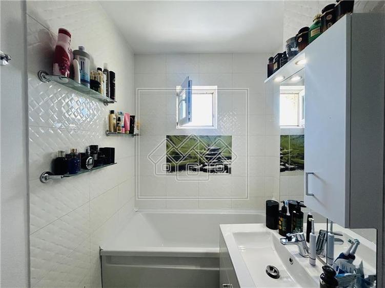Apartament cu 3 camere semidecomandat în Turnișor