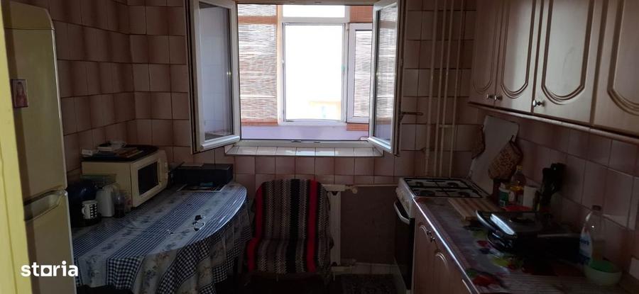 Apartament cu 3 camere semidecomandat în Exterior Vest