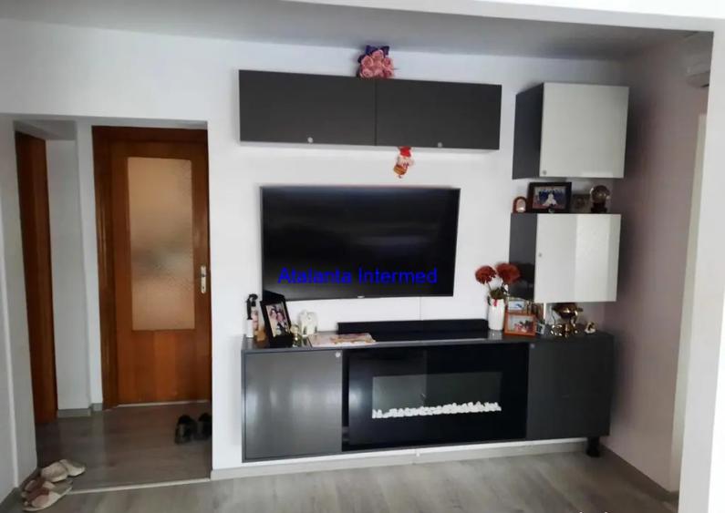 Apartament cu 3 camere decomandat în Casa de Cultură