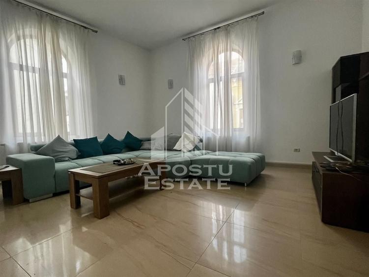 Apartament cu 4 camere circular, mobilat în Central