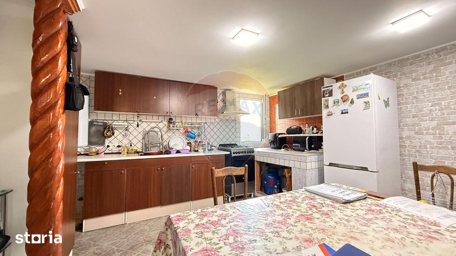Casă cu 7 camere cu Teren 1592 Mp în Periș