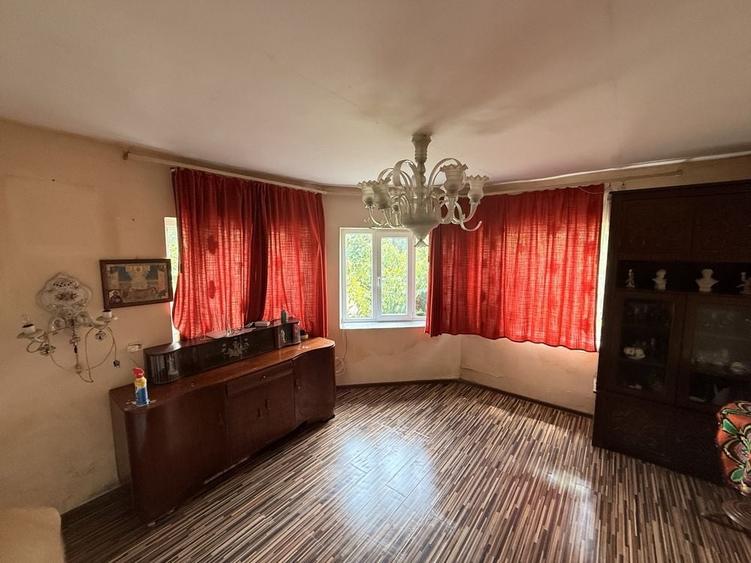 Casă cu 3 camere în Pârșcoveni