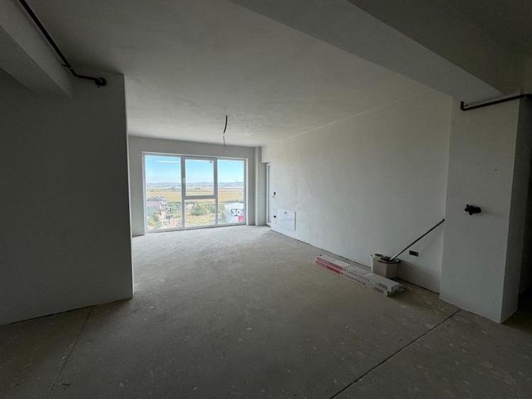 Apartament cu 3 camere decomandat în Est — fotografia 1