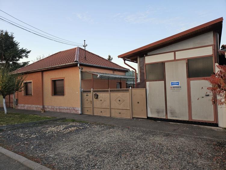 Casă cu 4 camere în Bârzești