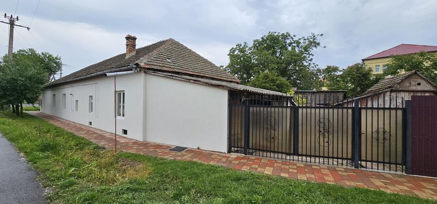 Casă cu 4 camere în Sânnicolau Mare