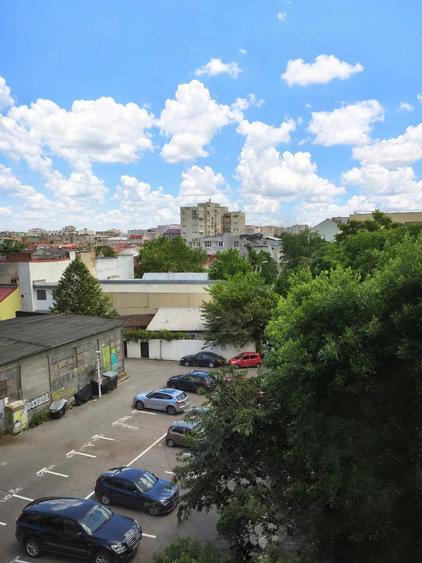 Apartament cu 3 camere semidecomandat, mobilat în Basarab