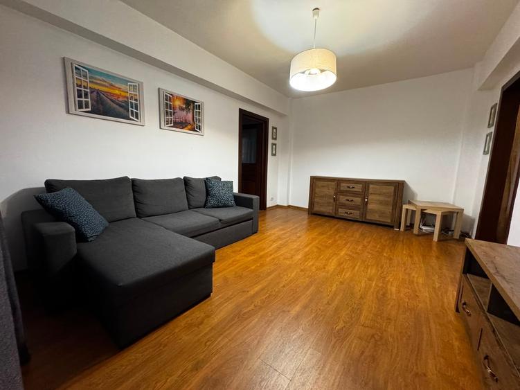 Apartament cu 4 camere semidecomandat în Tătărași