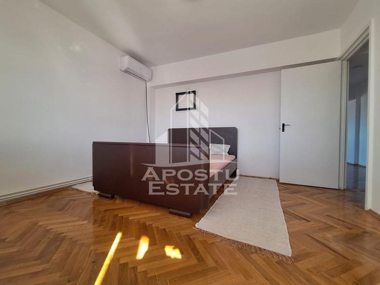 Apartament cu 3 camere semidecomandat, mobilat în Central