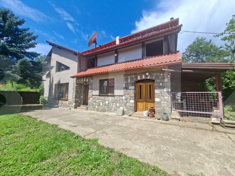 Casă cu 5 camere cu Teren 4500 Mp în Vâlcele