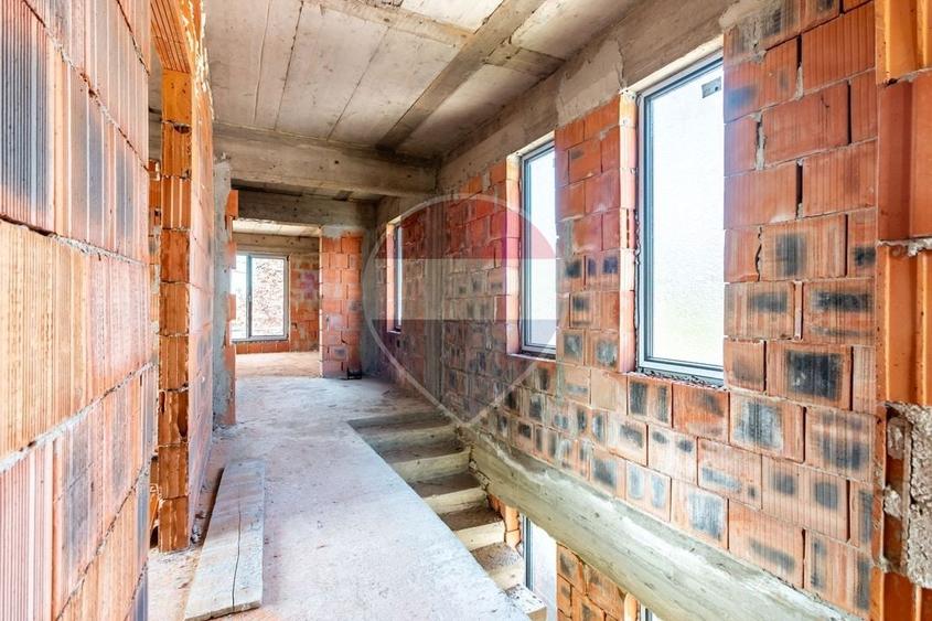 Casă individuală cu 5 camere cu Teren 264 Mp în Vest