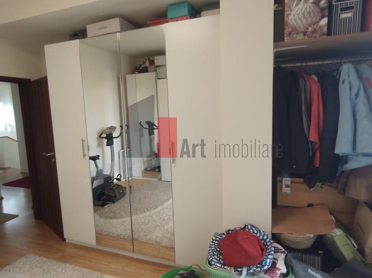Casă cu 4 camere în Olteni