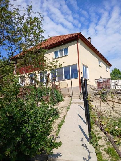 Casă cu 6 camere cu Teren 1600 Mp în Central