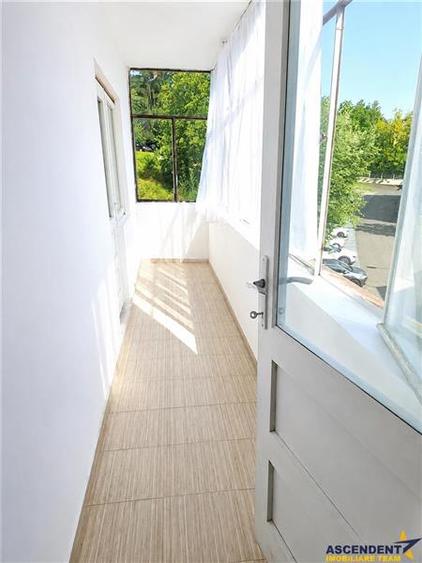 Apartament cu 3 camere decomandat în Drumul Poienii