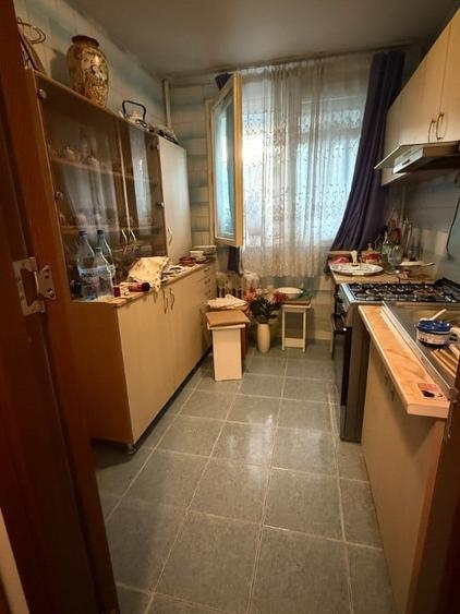 Apartament cu 3 camere semidecomandat în Titan