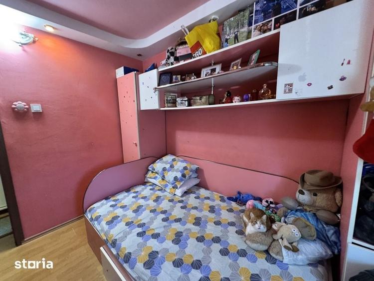 Apartament cu 3 camere semidecomandat în Craiovița Nouă