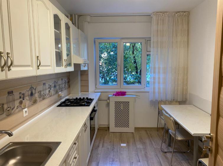 Apartament cu 3 camere decomandat în Drumul Taberei