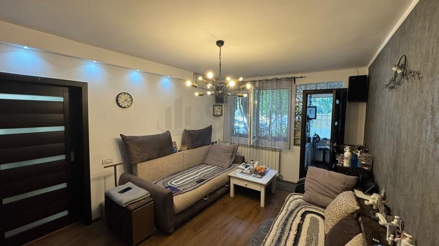 Apartament cu 3 camere semidecomandat, mobilat în Colentina