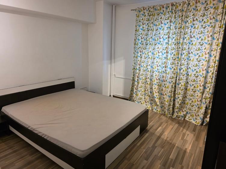 Apartament cu 3 camere semidecomandat în Berceni