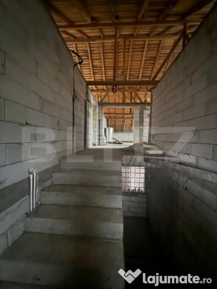Casă cu 7 camere cu Teren 1000 Mp în Central