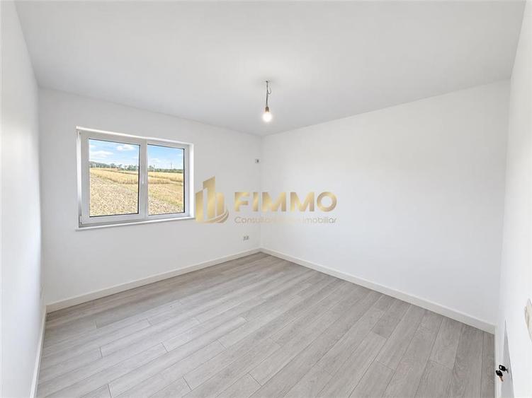 Duplex cu 4 camere cu Canalizare în Ipotești