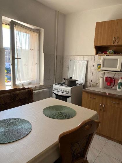 110 E,Doar pt 1 Fata,Colega de Apartament 3 Camere,Cu alte 2 Fete - 2