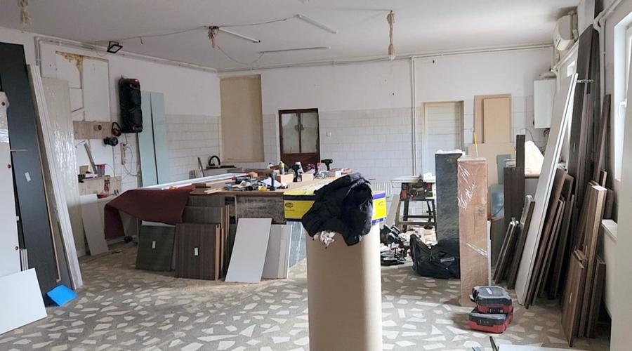 Vila 290mp + 4 spatii comerciale/depozitare, teren 1401 mp, acces DN1 - 20