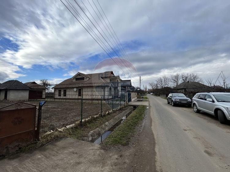 Constructie de caramida cu 3 camere de vânzare in centrul com. Salsig - 1