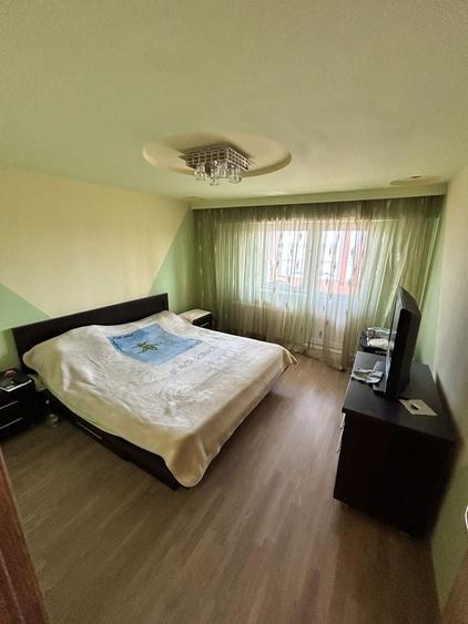 Apartament cu 4 camere decomandat în Tineretului