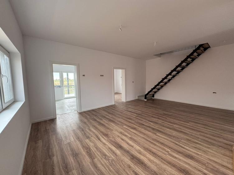 Duplex pe parter, despărțit prin baie, 3 camere, Posibilitate de mansardare - 6