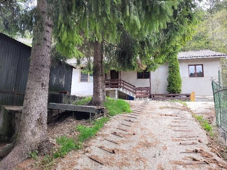 Casa si anexa de vanzare in Sinaia - 2