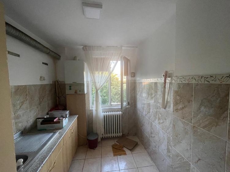 vând apartament 3 camere, centrul orașului Tecuci - 2