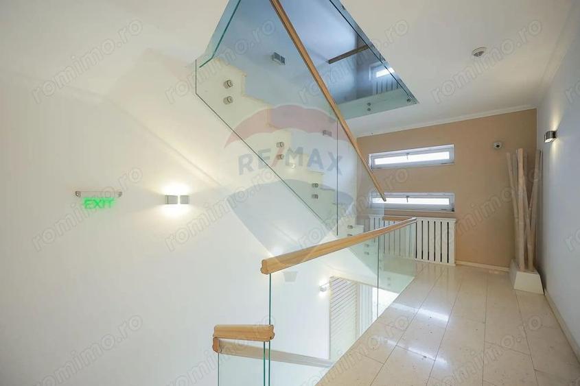 Cladire multifunc?ionala de vanzare spa?iu comercial + 2 apartamente - 1