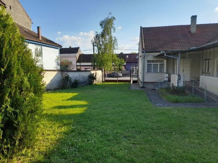 Imobil cu teren pentru birouri sau activități comerciale in Tileagd, centru - 1