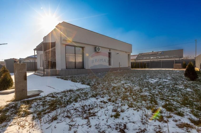 Casă de vânzare - 110 mp,  Serbanesti - 16