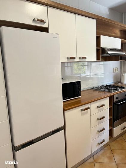Apartament cu 3 camere semidecomandat în Aviatorilor