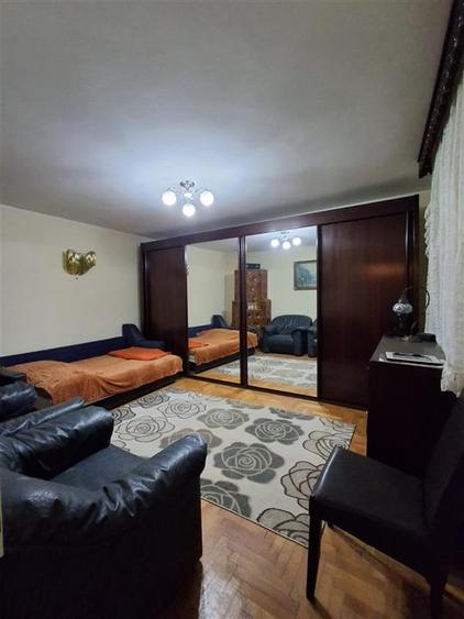 Casă individuală cu 7 camere cu Canalizare în Central
