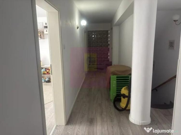 Casă cu 10 camere cu Teren 446 Mp în Drumul Sării