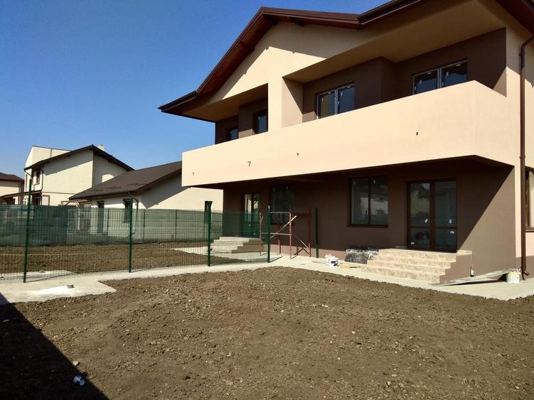 Duplex cu 4 camere cu Canalizare în Domnești