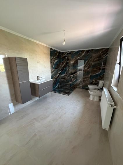Casă cu 4 camere în Domnești