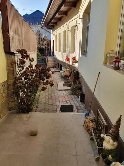 Casă individuală cu 4 camere cu Garaj în Schei