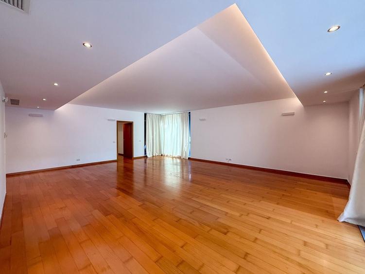 Apartament cu 3 camere semidecomandat, mobilat în Primăverii