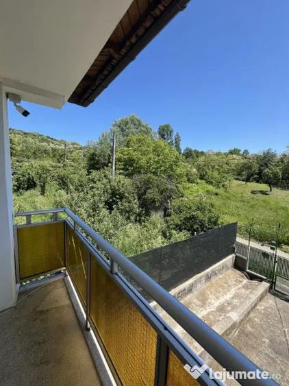 Casă cu 10 camere cu Teren 625 Mp în Păușești