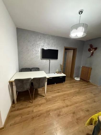 Apartament cu 3 camere semidecomandat, mobilat în Tătărași