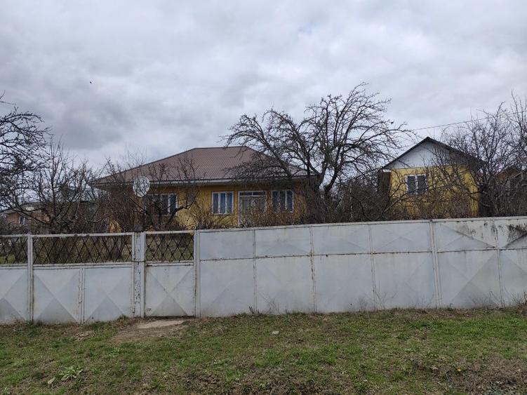 Vand casa in centrul satului Stoisesti com. Banca jud. Vaslui - 1