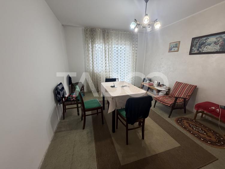 Apartament semidecomandat 4 camere 2 bai etaj 4 zona 1 Decembrie 1918 - 1
